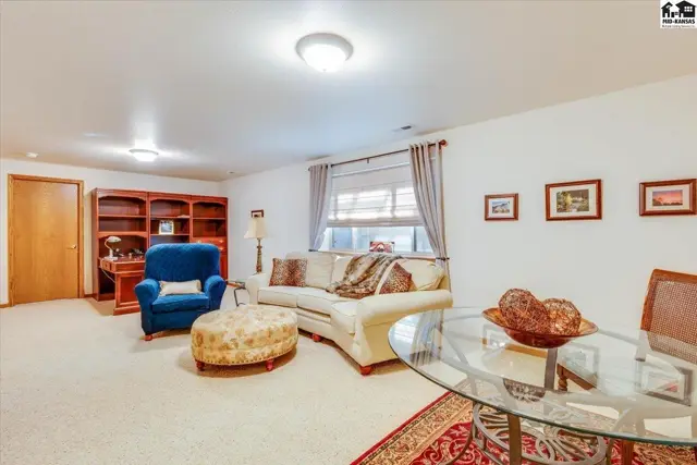 Photo of 1821 Seville Dr, Hutchinson, KS