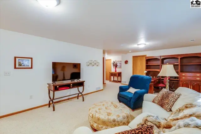 Photo of 1821 Seville Dr, Hutchinson, KS