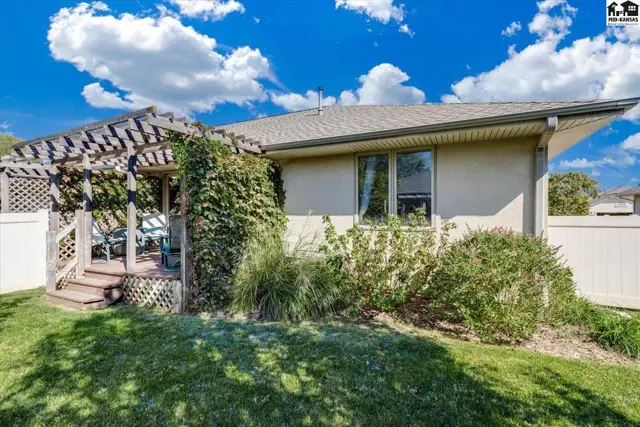 Photo of 1821 Seville Dr, Hutchinson, KS