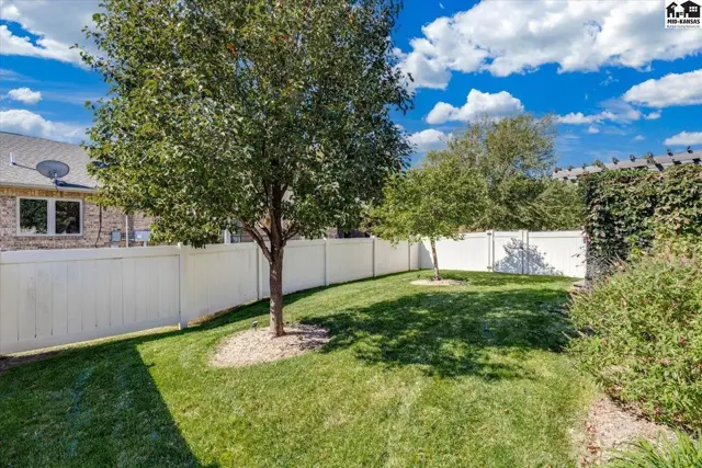 Photo of 1821 Seville Dr, Hutchinson, KS