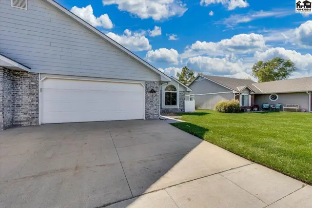 Photo of 401 Kisiwa Village Rd, Hutchinson, KS