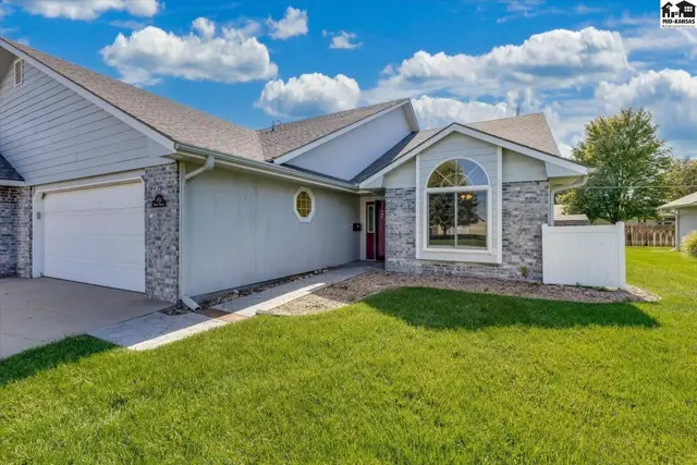 Photo of 401 Kisiwa Village Rd, Hutchinson, KS