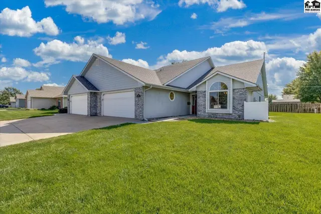 Photo of 401 Kisiwa Village Rd, Hutchinson, KS