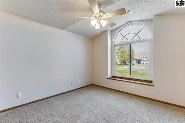 Photo of 401 Kisiwa Village Rd, Hutchinson, KS