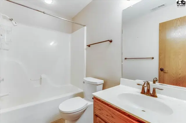 Photo of 401 Kisiwa Village Rd, Hutchinson, KS