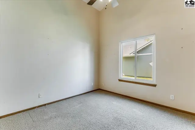 Photo of 401 Kisiwa Village Rd, Hutchinson, KS