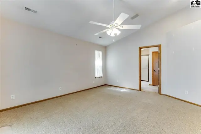 Photo of 401 Kisiwa Village Rd, Hutchinson, KS