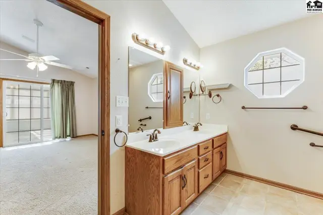 Photo of 401 Kisiwa Village Rd, Hutchinson, KS