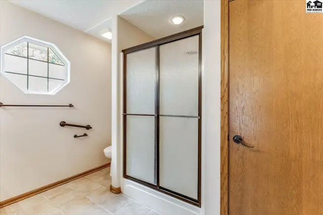 Photo of 401 Kisiwa Village Rd, Hutchinson, KS