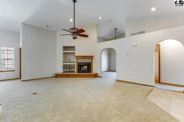 Photo of 401 Kisiwa Village Rd, Hutchinson, KS