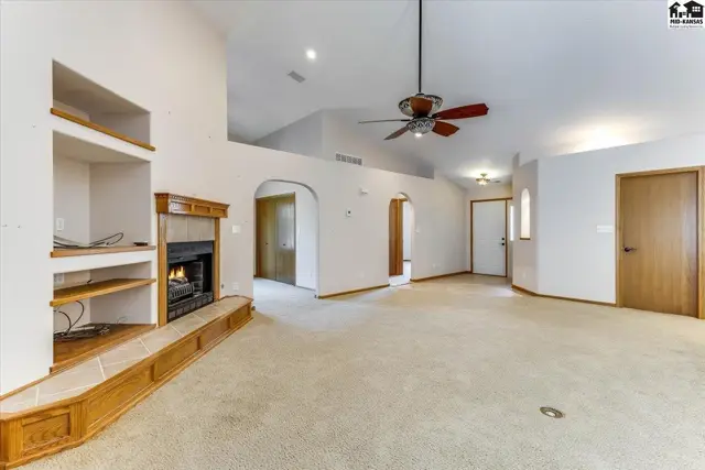 Photo of 401 Kisiwa Village Rd, Hutchinson, KS