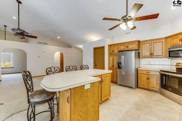 Photo of 401 Kisiwa Village Rd, Hutchinson, KS