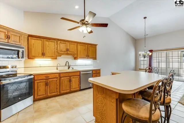 Photo of 401 Kisiwa Village Rd, Hutchinson, KS