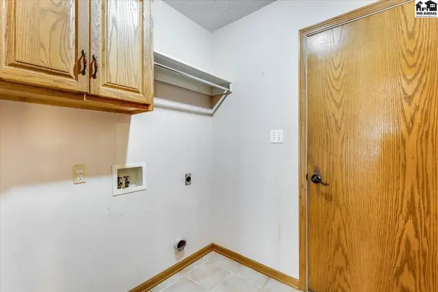 Photo of 401 Kisiwa Village Rd, Hutchinson, KS