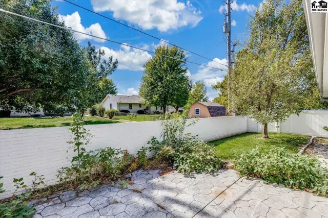 Photo of 401 Kisiwa Village Rd, Hutchinson, KS