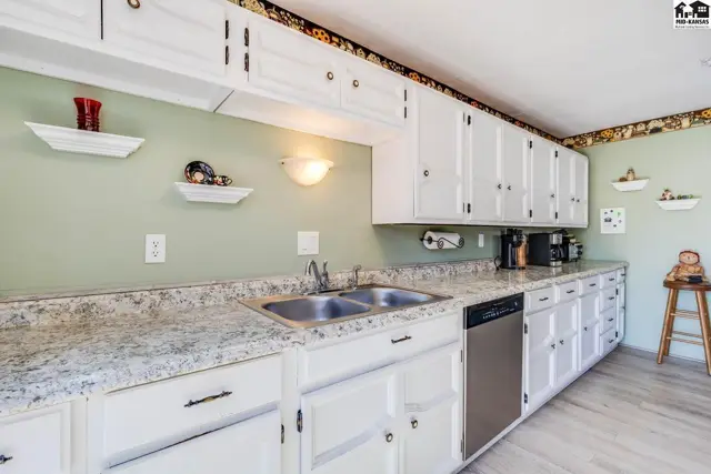 Photo of 621 W 13th Ave, Hutchinson, KS