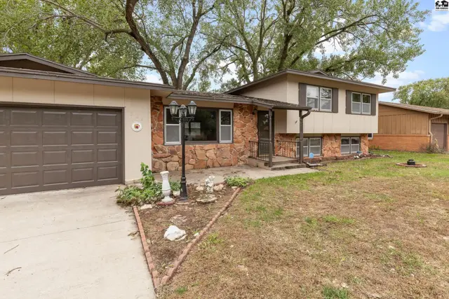 Photo of 621 E 32nd Terr, Hutchinson, KS