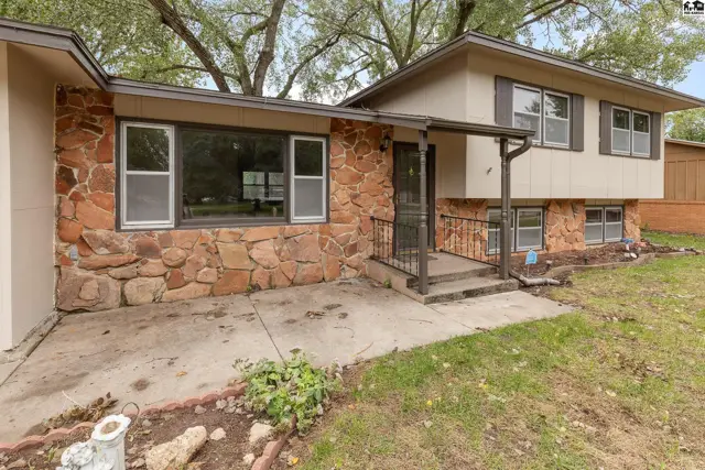 Photo of 621 E 32nd Terr, Hutchinson, KS