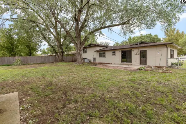 Photo of 621 E 32nd Terr, Hutchinson, KS