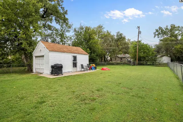 Photo of 628 Brookside Dr, Hutchinson, KS
