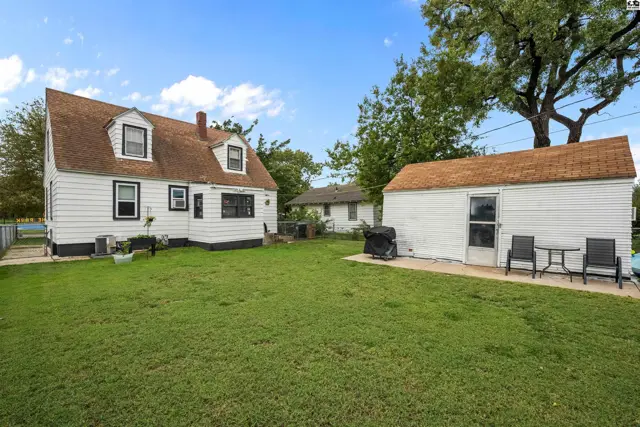 Photo of 628 Brookside Dr, Hutchinson, KS