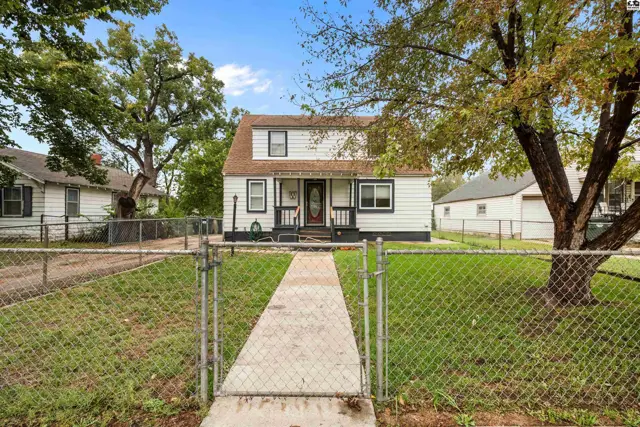 Photo of 628 Brookside Dr, Hutchinson, KS