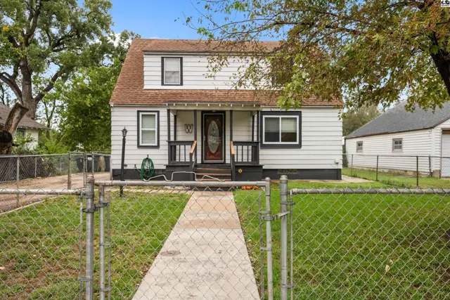 Photo of 628 Brookside Dr, Hutchinson, KS