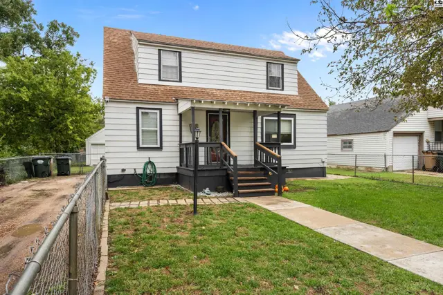 Photo of 628 Brookside Dr, Hutchinson, KS