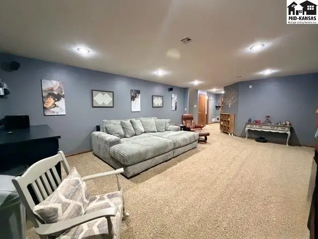 Photo of 1002 E 36th Ave, Hutchinson, KS