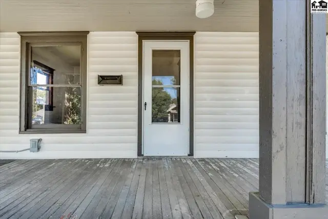 Photo of 633 E 4th Ave, Hutchinson, KS