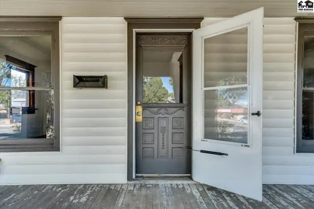 Photo of 633 E 4th Ave, Hutchinson, KS