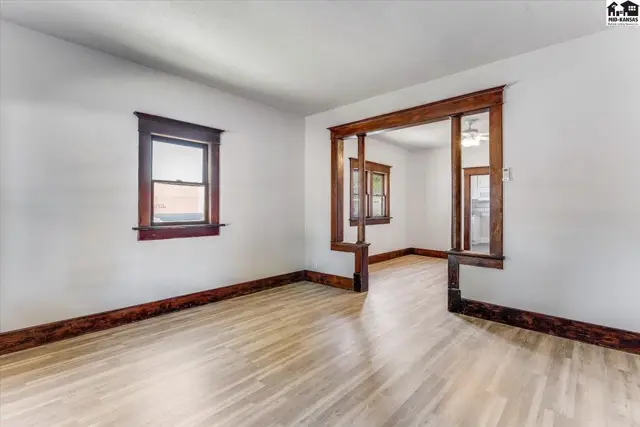 Photo of 633 E 4th Ave, Hutchinson, KS