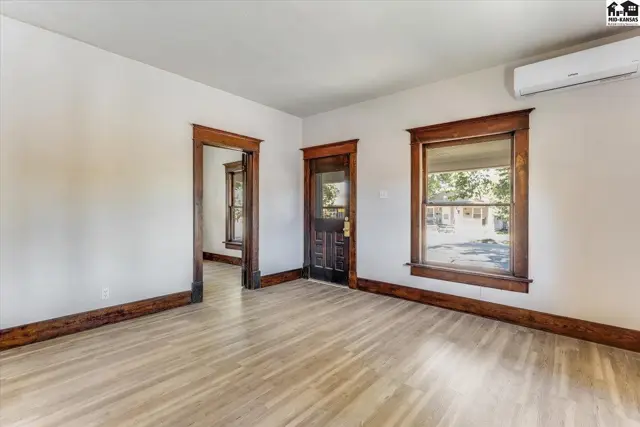 Photo of 633 E 4th Ave, Hutchinson, KS