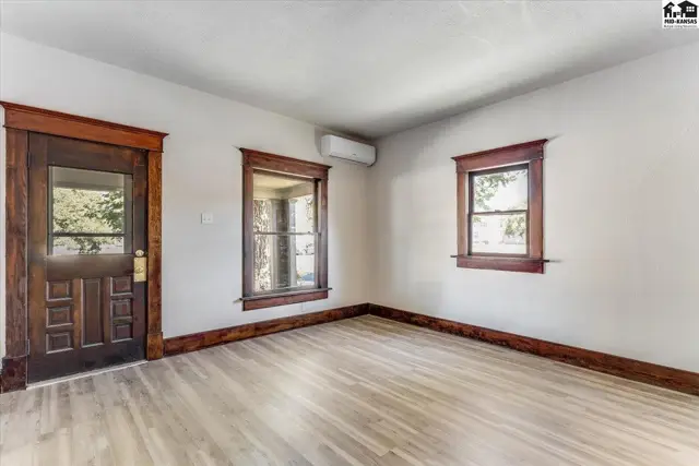 Photo of 633 E 4th Ave, Hutchinson, KS