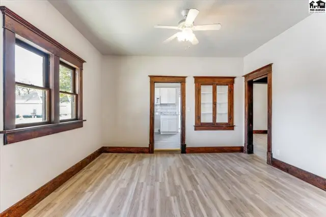 Photo of 633 E 4th Ave, Hutchinson, KS