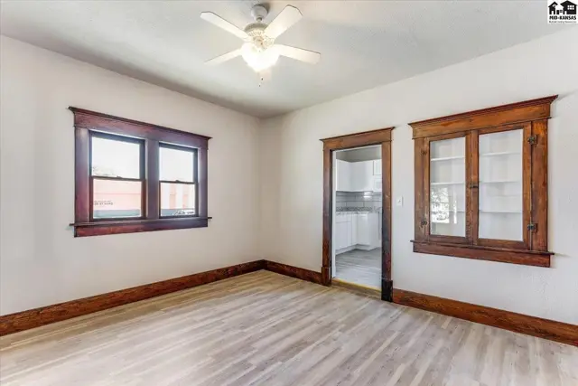 Photo of 633 E 4th Ave, Hutchinson, KS