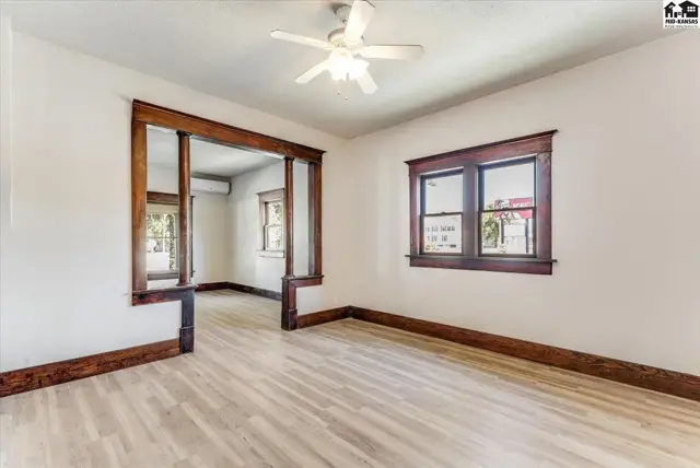 Photo of 633 E 4th Ave, Hutchinson, KS