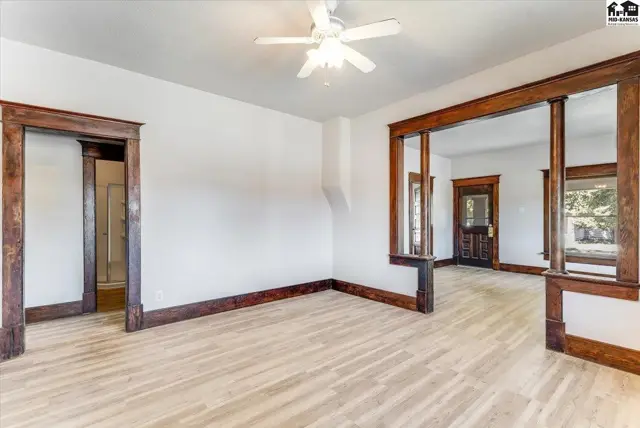 Photo of 633 E 4th Ave, Hutchinson, KS