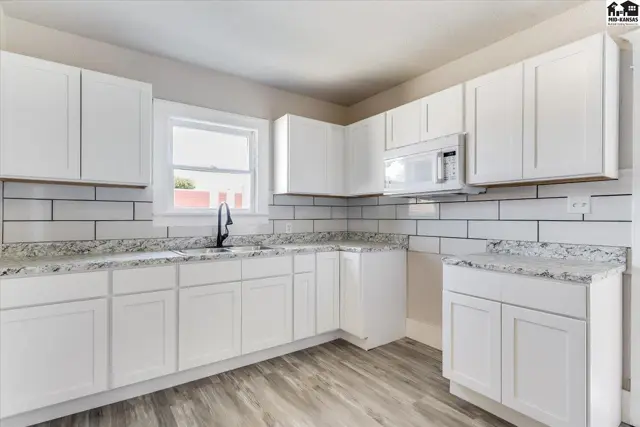 Photo of 633 E 4th Ave, Hutchinson, KS