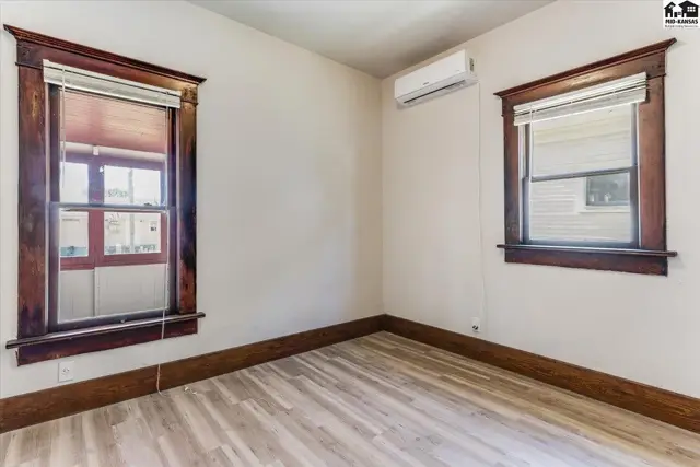 Photo of 633 E 4th Ave, Hutchinson, KS