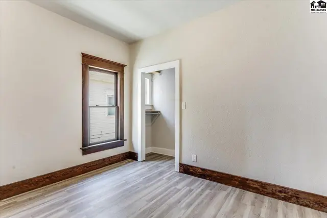 Photo of 633 E 4th Ave, Hutchinson, KS