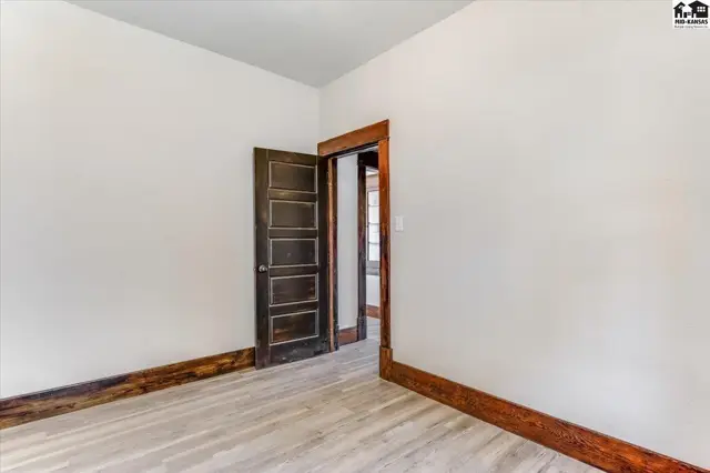Photo of 633 E 4th Ave, Hutchinson, KS