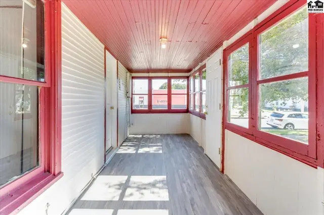 Photo of 633 E 4th Ave, Hutchinson, KS