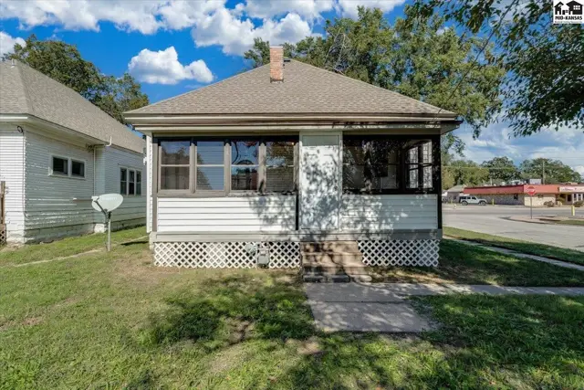 Photo of 633 E 4th Ave, Hutchinson, KS