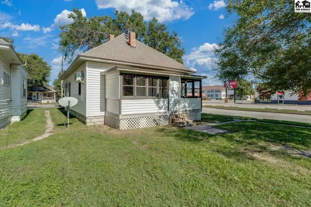 Photo of 633 E 4th Ave, Hutchinson, KS