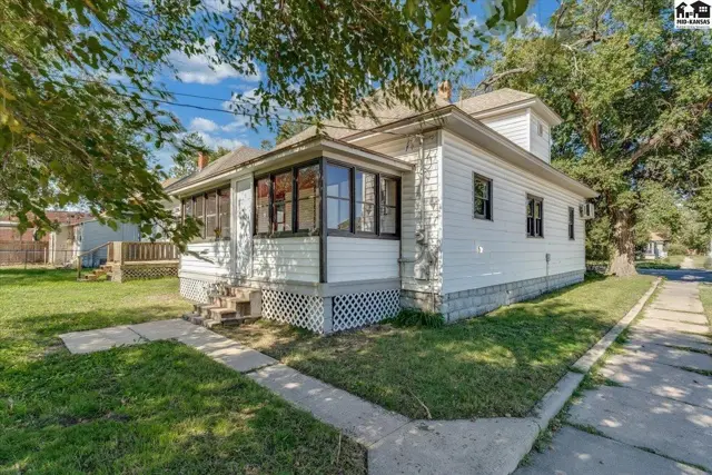 Photo of 633 E 4th Ave, Hutchinson, KS