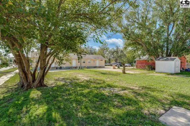 Photo of 633 E 4th Ave, Hutchinson, KS