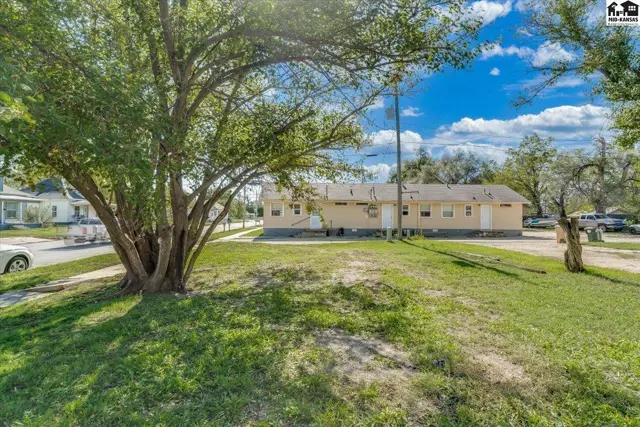 Photo of 633 E 4th Ave, Hutchinson, KS