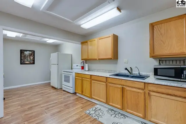 Photo of 328 E Ave B, Hutchinson, KS