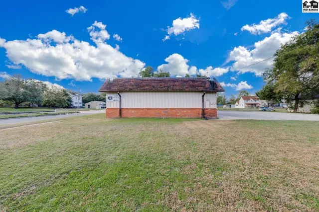 Photo of 328 E Ave B, Hutchinson, KS